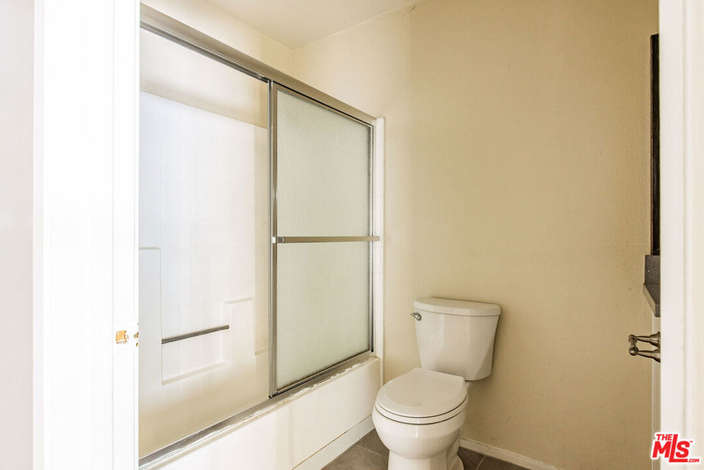820 S St Andrews Place 303 Property Photo 4