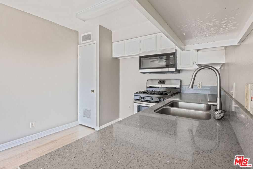 820 S St Andrews Place 303 Property Photo 10