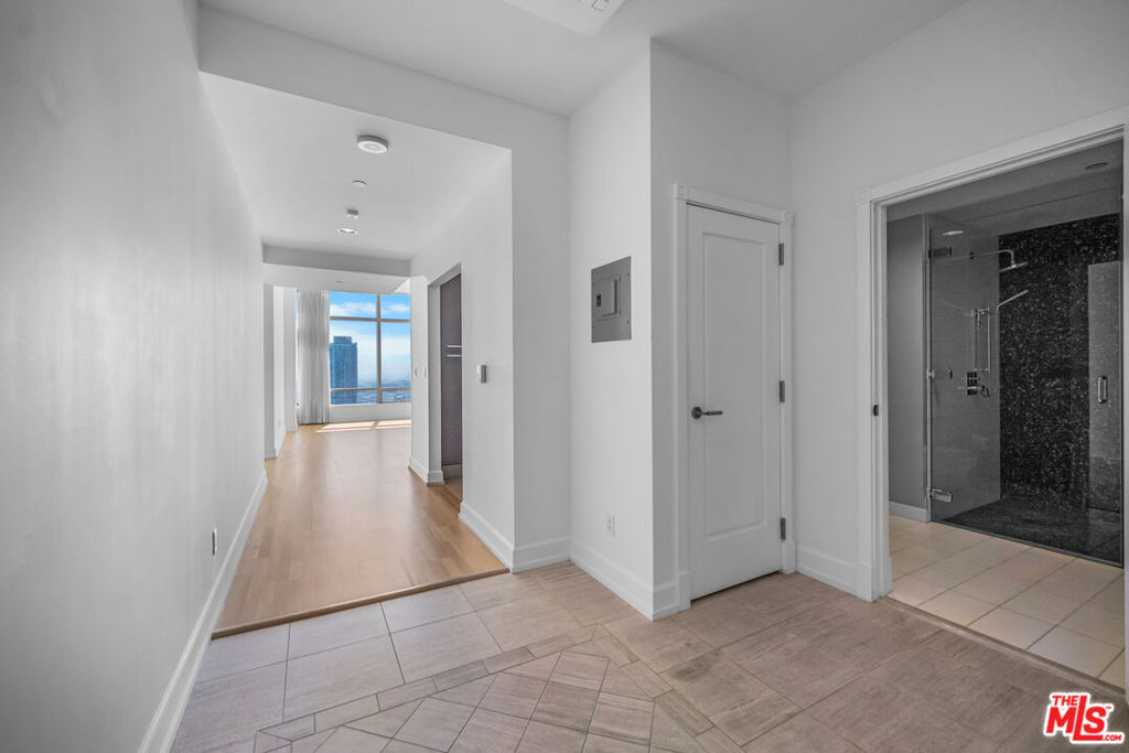 900 W Olympic Boulevard 36i Property Photo 2