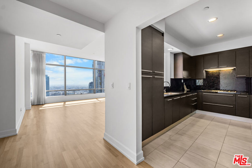 900 W Olympic Boulevard 36i Property Photo 8