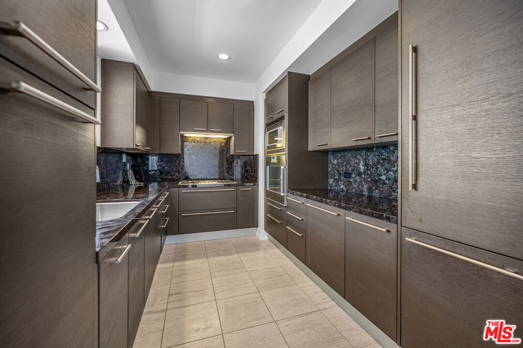 900 W Olympic Boulevard 36i Property Photo 9