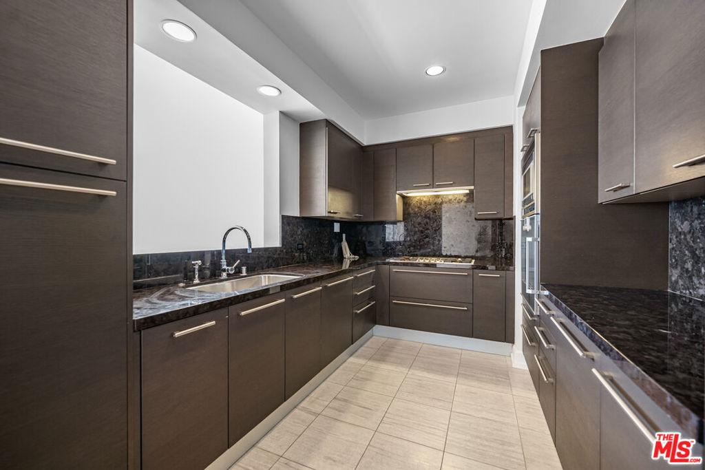 900 W Olympic Boulevard 36i Property Photo 10