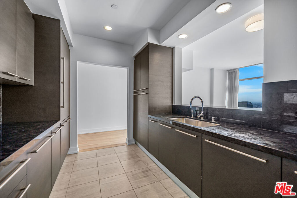 900 W Olympic Boulevard 36i Property Photo 11
