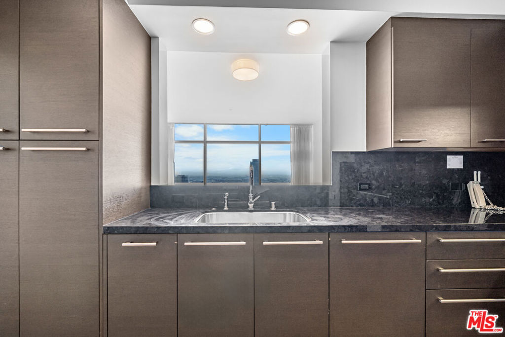 900 W Olympic Boulevard 36i Property Photo 13
