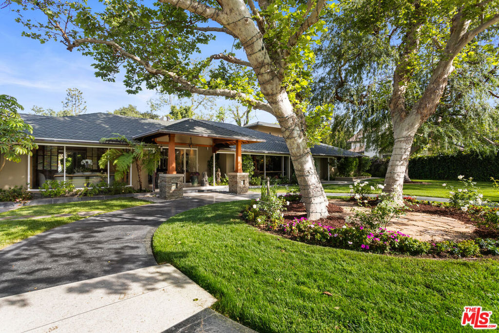 4816 Encino Avenue Property Photo 4