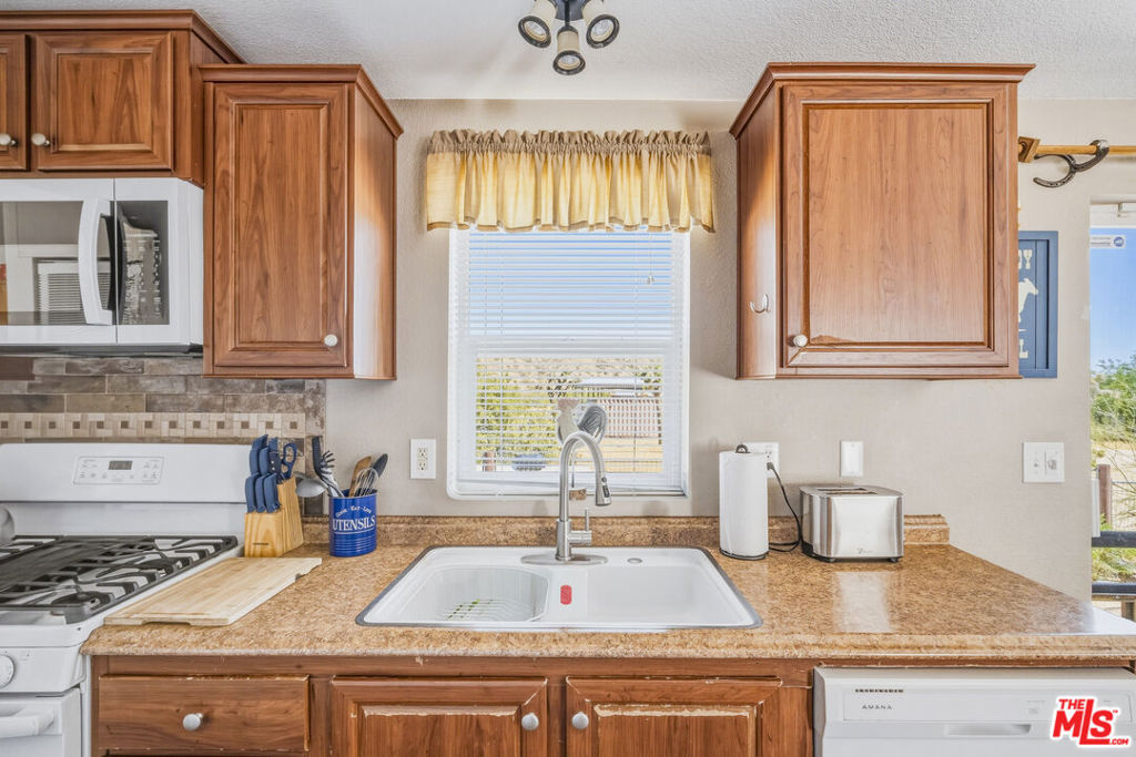 55616 Pipes Canyon Road Property Photo 12