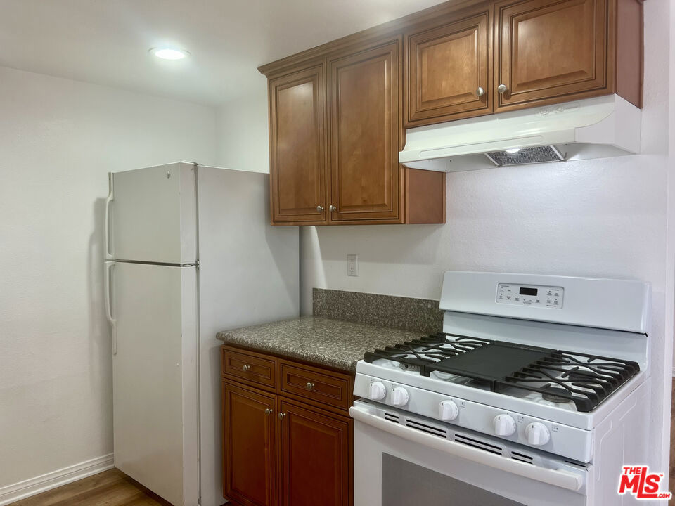5263 Riverton Avenue 8 Property Photo 14