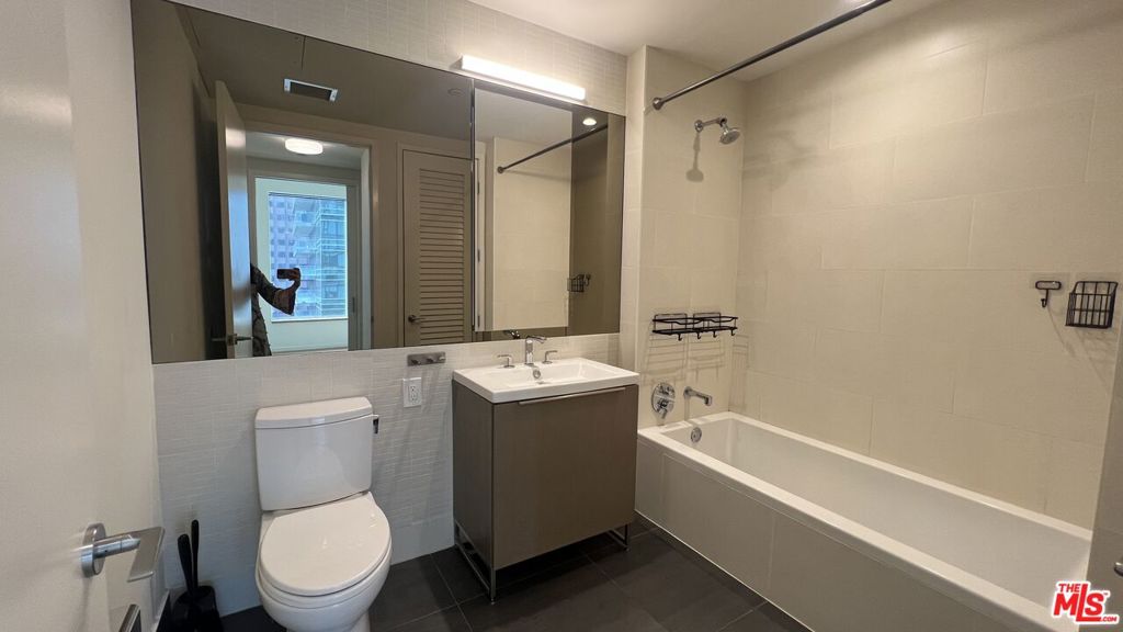 889 Francisco Street 807 Property Photo 10