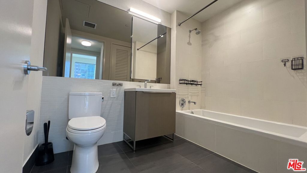 889 Francisco Street 807 Property Photo 12