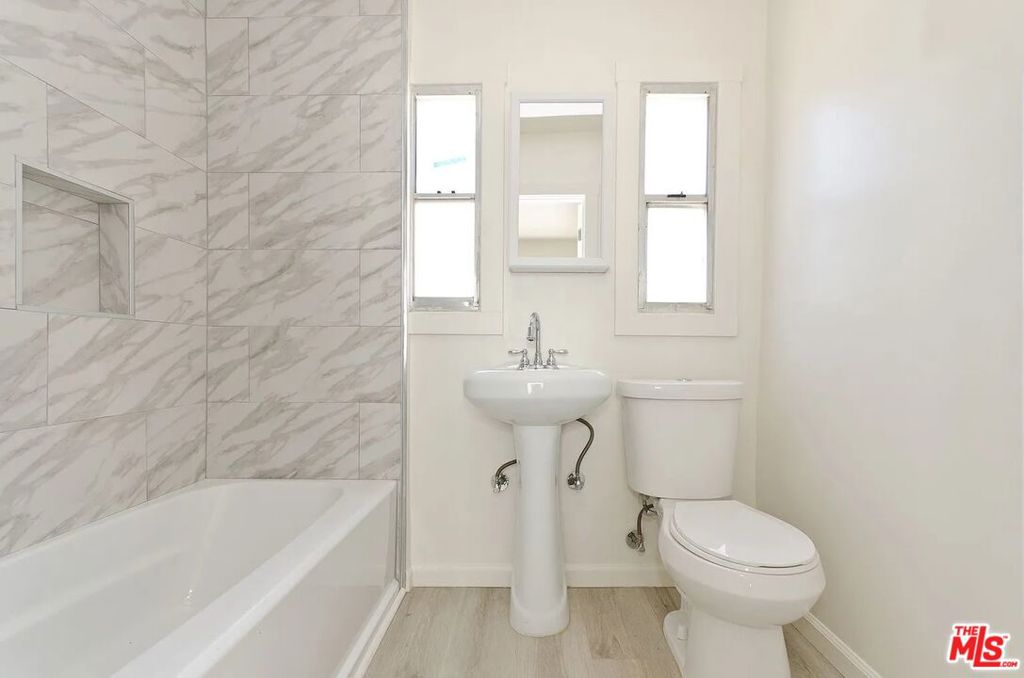 536 W 48th Street Property Photo 9