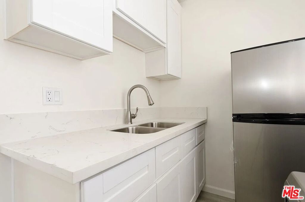 536 W 48th Street Property Photo 11