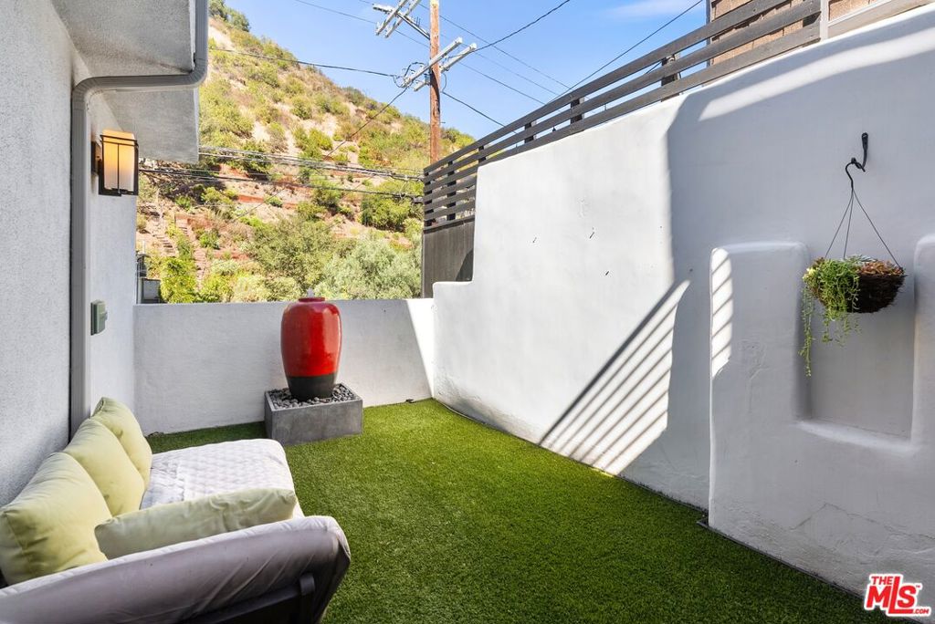 1655 N Beverly Glen Boulevard Property Photo 10