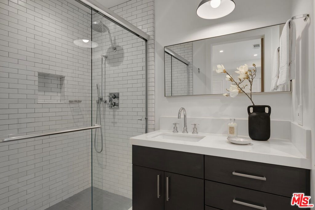 521 Loring Avenue Property Photo 29