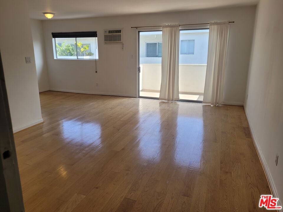 960 Larrabee Street 310 Property Photo 2