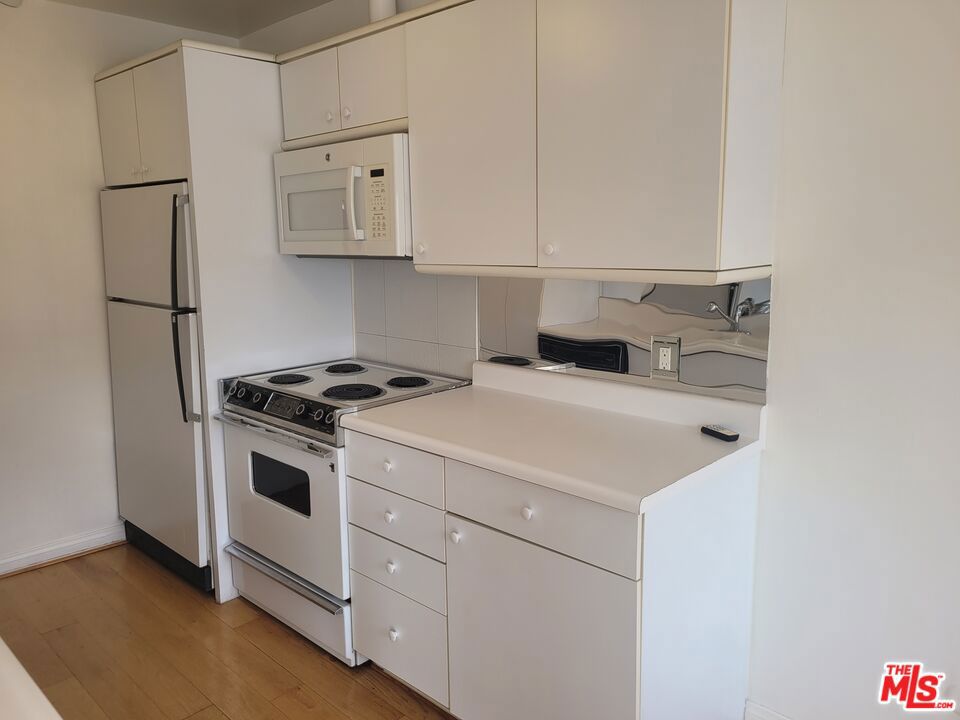 960 Larrabee Street 310 Property Photo 4