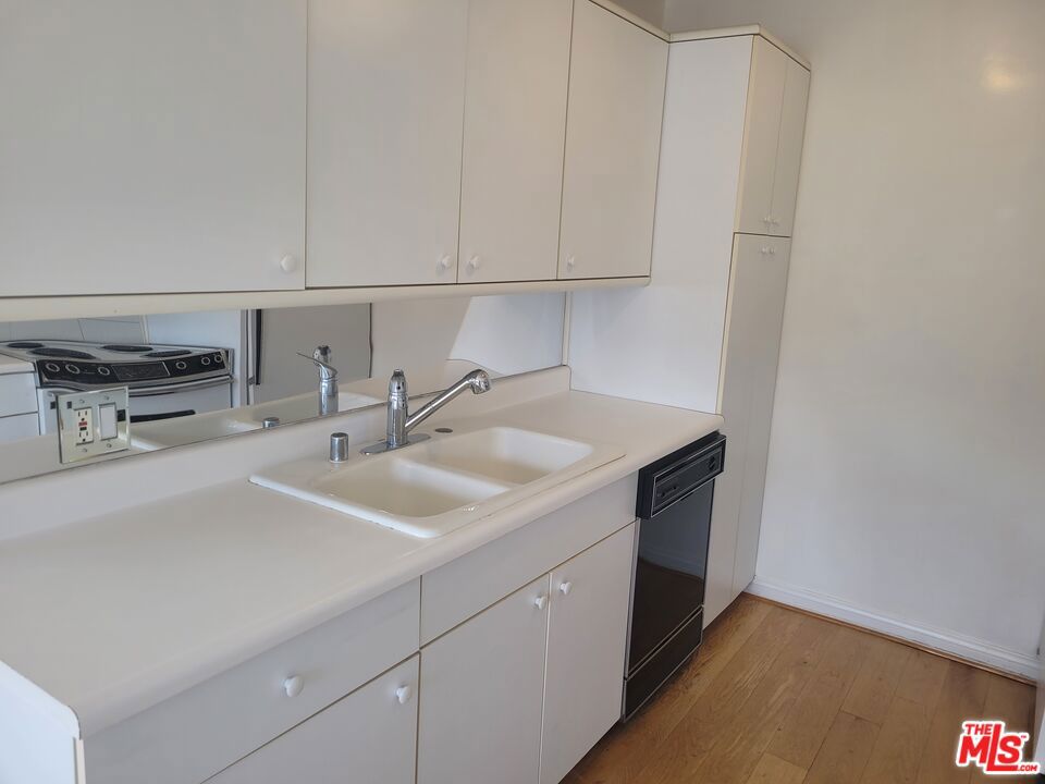 960 Larrabee Street 310 Property Photo 5