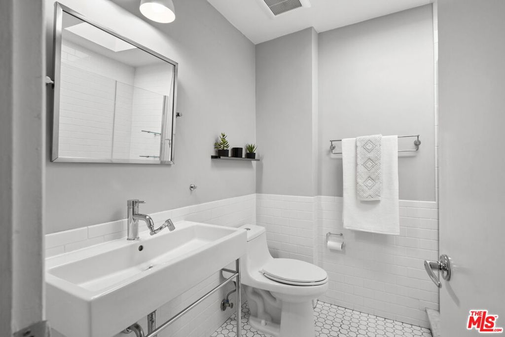 970 Palm Avenue 218 Property Photo 13