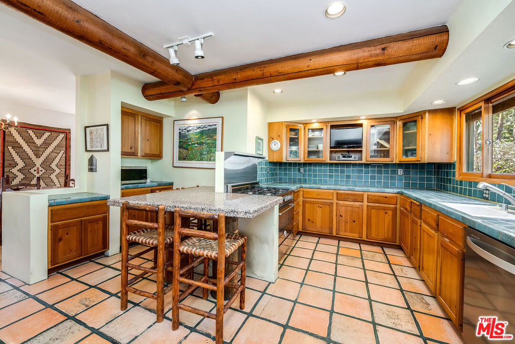 454 N East Rustic Road Property Photo 8