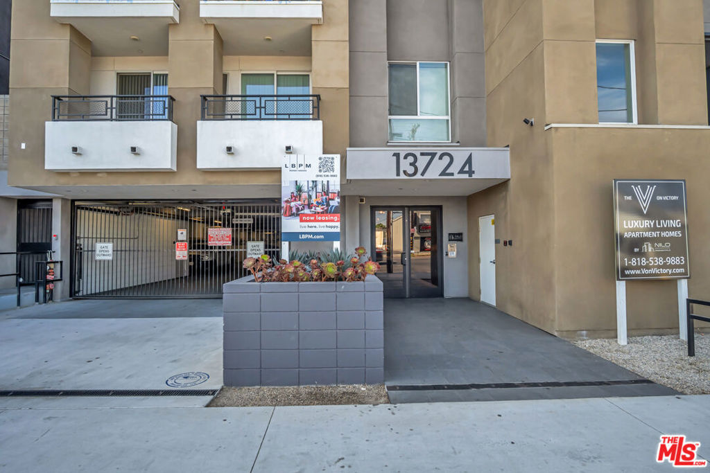 13724 Victory Boulevard Property Photo 3