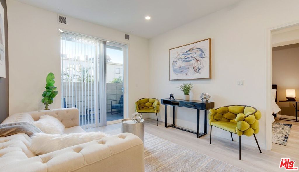 13724 Victory Boulevard Property Photo 8