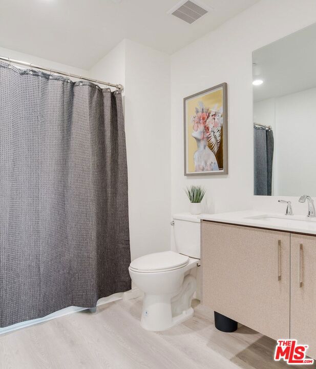 13724 Victory Boulevard Property Photo 9