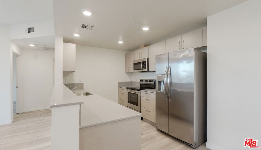 13724 Victory Boulevard Property Photo 10