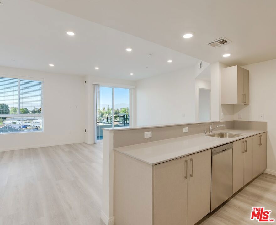13724 Victory Boulevard Property Photo 11