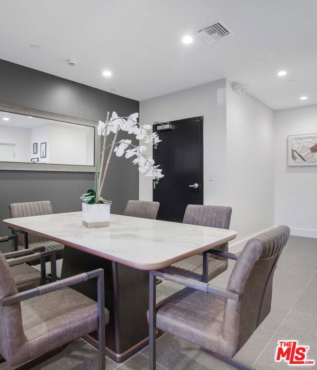 13724 Victory Boulevard Property Photo 12