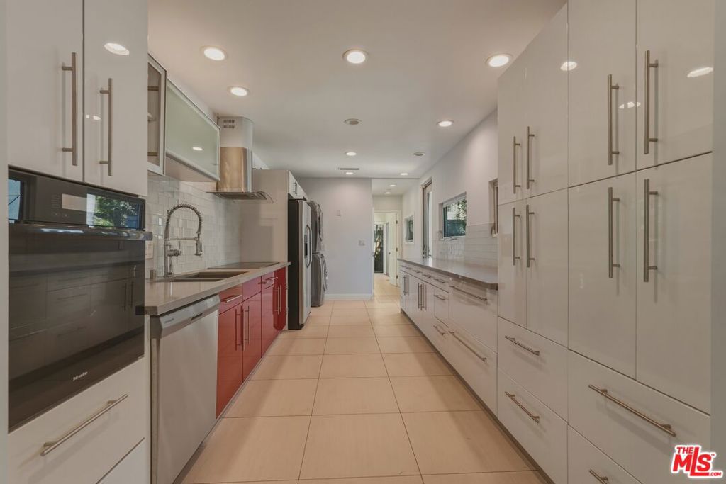 1301 N Orange Grove Avenue Property Photo 14