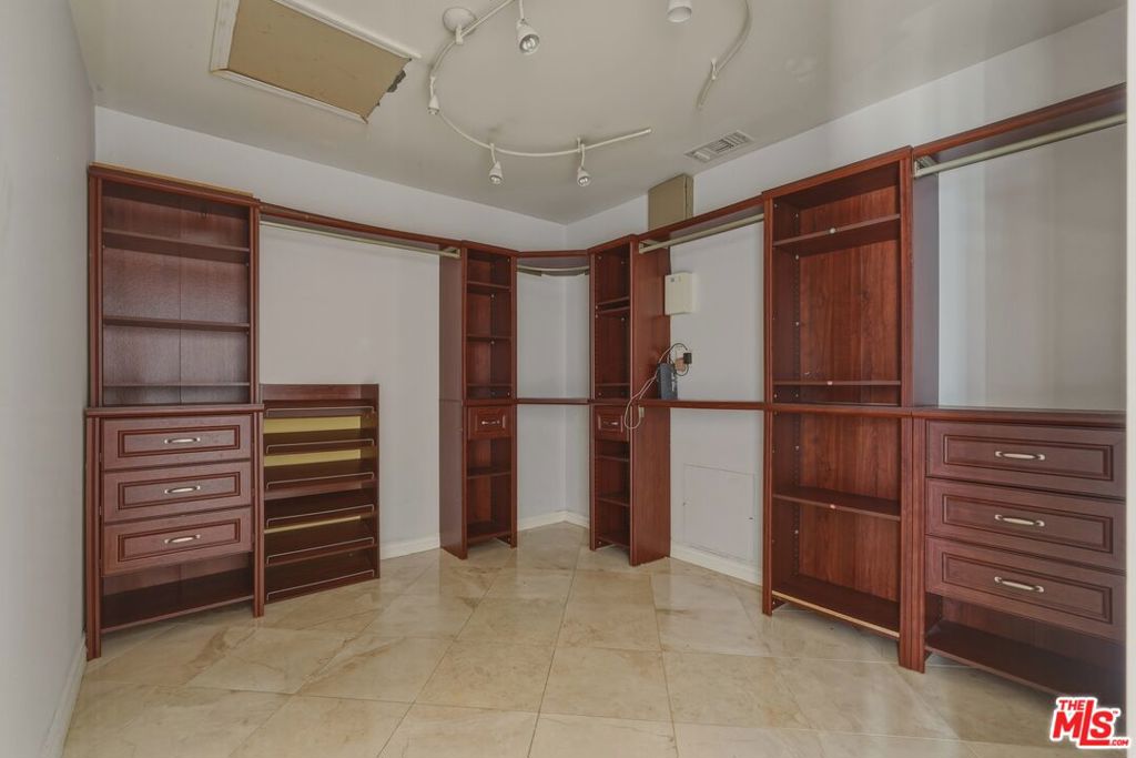 1301 N Orange Grove Avenue Property Photo 24