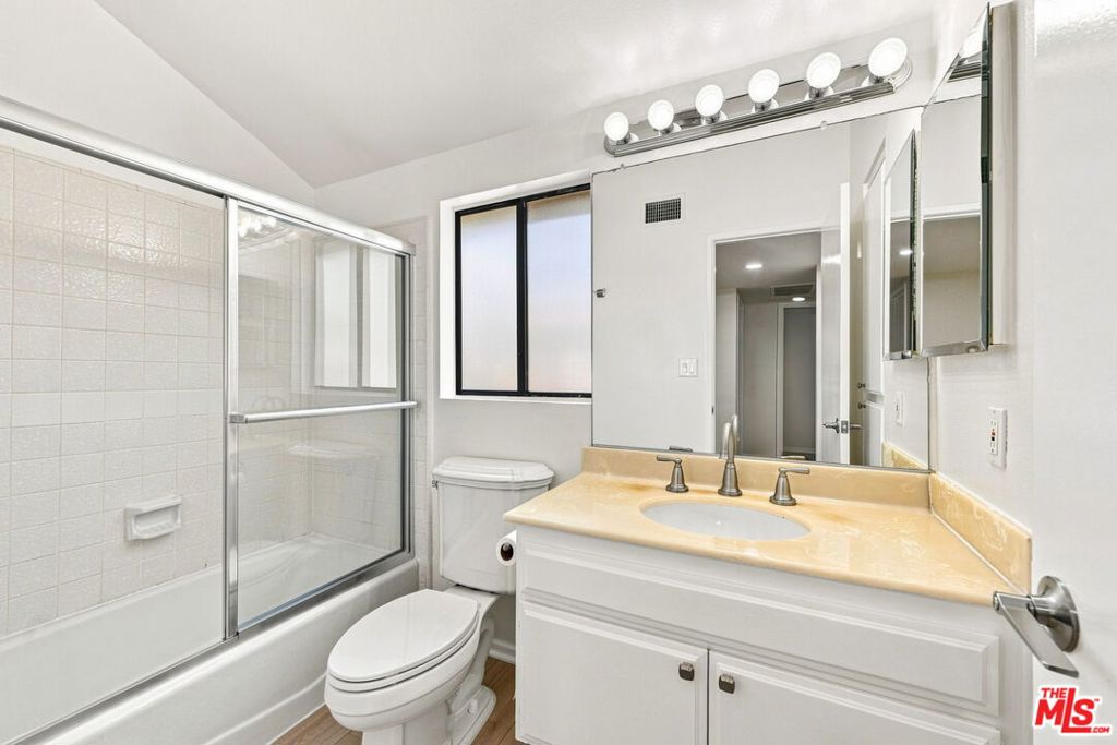 21801 Burbank Boulevard 83 Property Photo 41