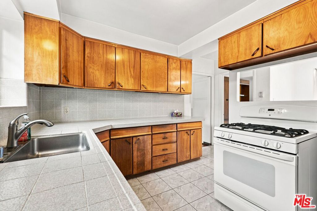 2136 Hillsboro Avenue Property Photo 4