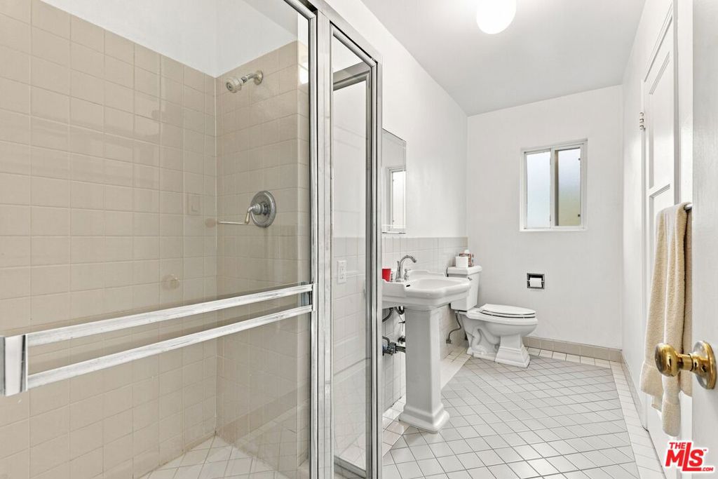 2136 Hillsboro Avenue Property Photo 7