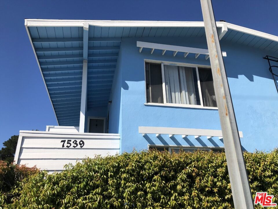7539 N Hollywood Way Property Photo 2