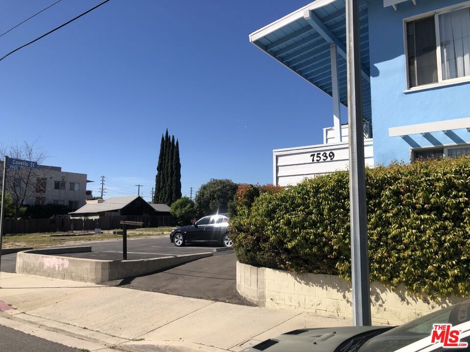 7539 N Hollywood Way Property Photo 3