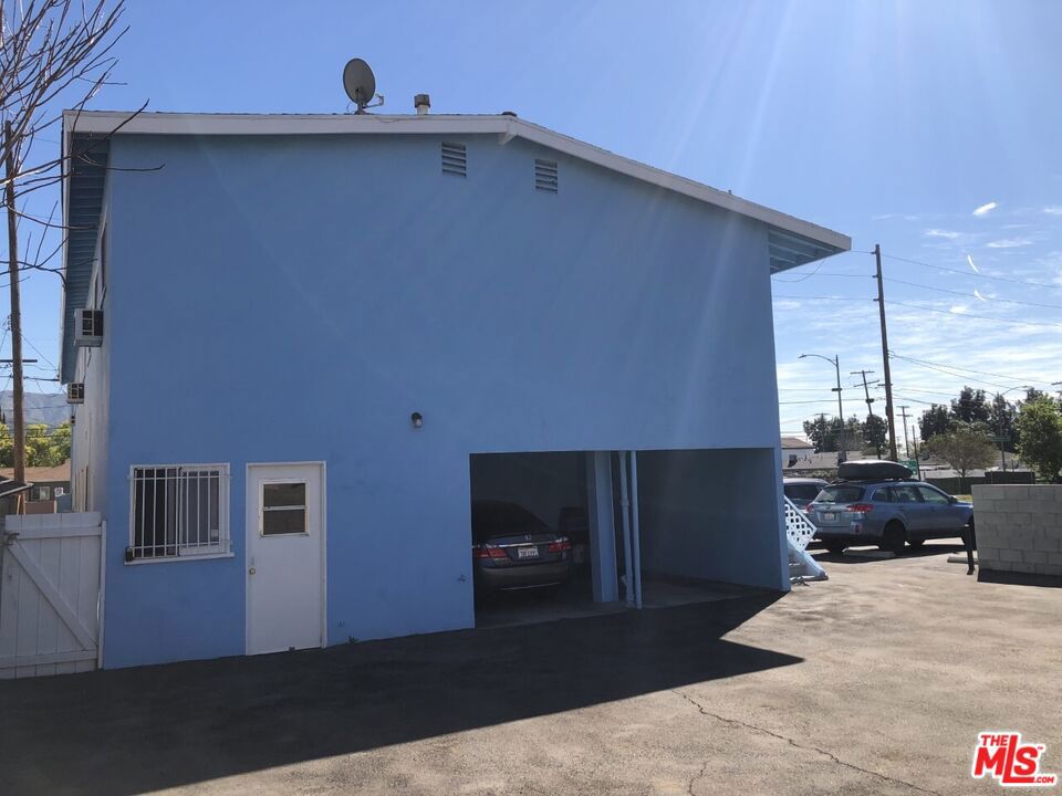 7539 N Hollywood Way Property Photo 4
