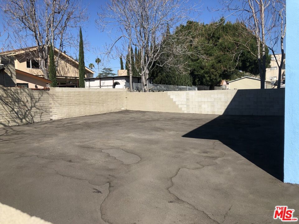 7539 N Hollywood Way Property Photo 7