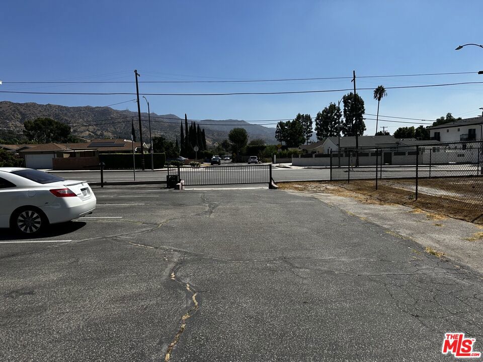 7539 N Hollywood Way Property Photo 9