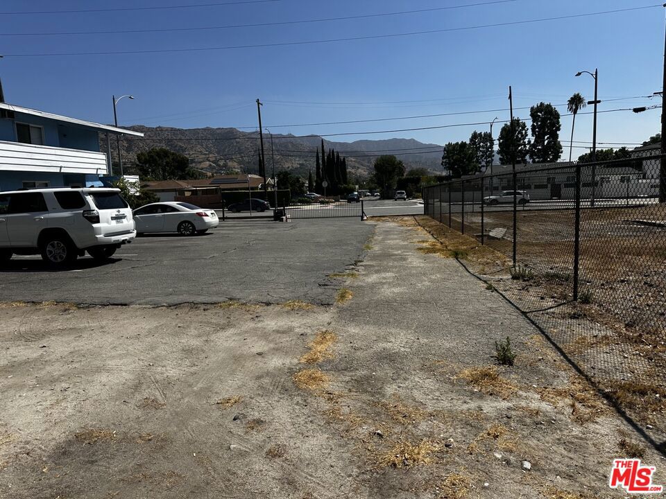 7539 N Hollywood Way Property Photo 10