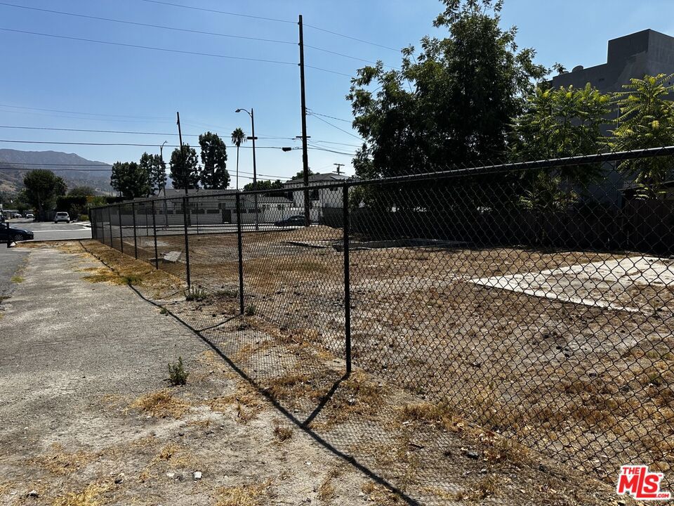 7539 N Hollywood Way Property Photo 11