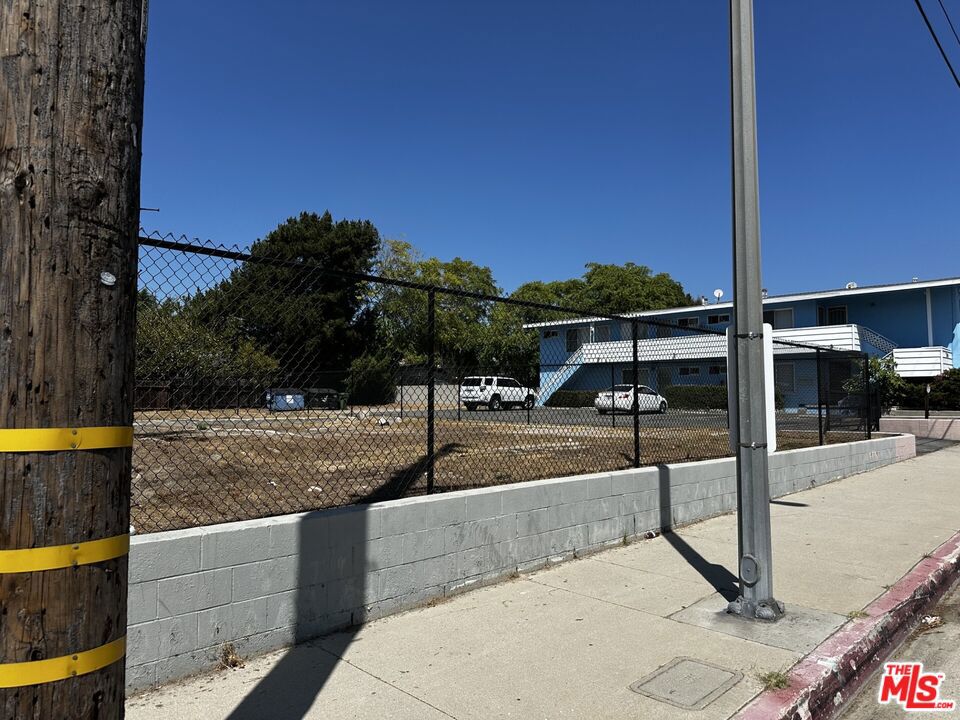 7539 N Hollywood Way Property Photo 12