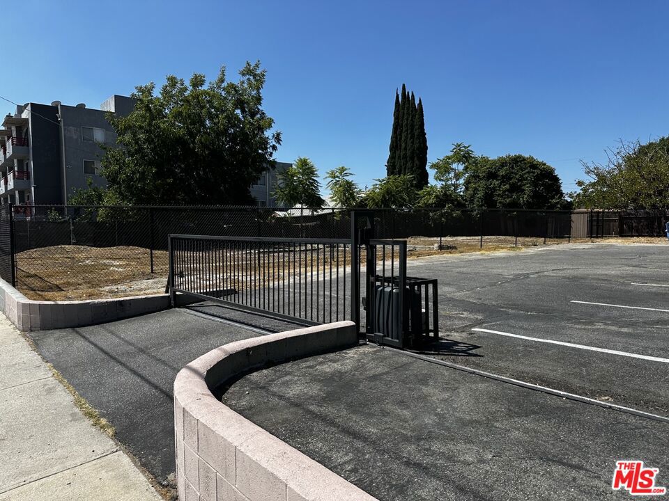 7539 N Hollywood Way Property Photo 13