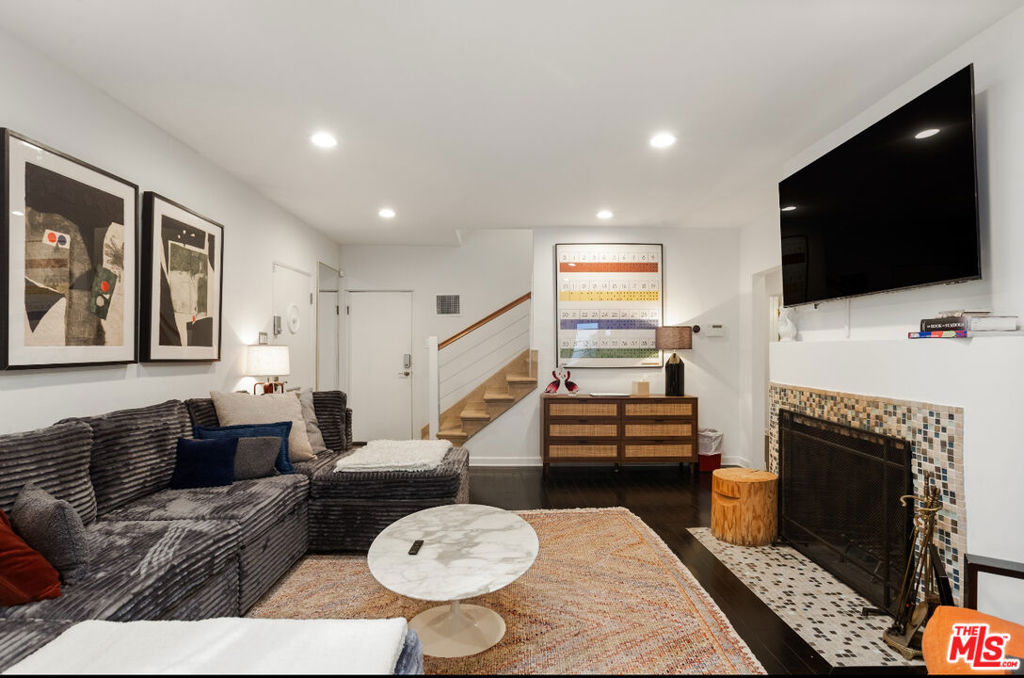 8467 Willoughby Avenue Property Photo 2
