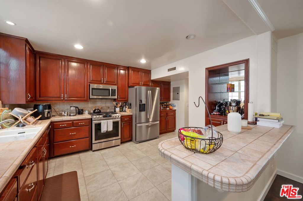 12336 Montana Avenue Property Photo 8