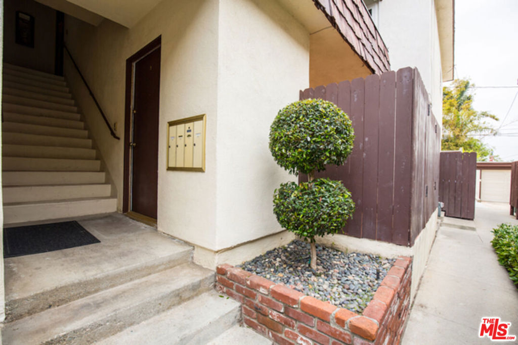2418 Graham Avenue 2 Property Photo 3