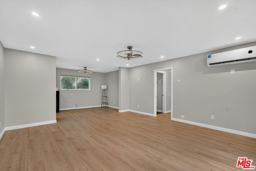 2418 Graham Avenue 2 Property Photo 5