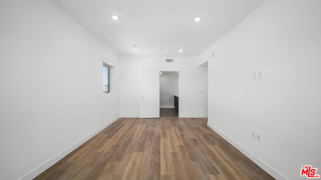 5153 Maplewood Avenue 407 Property Photo 6