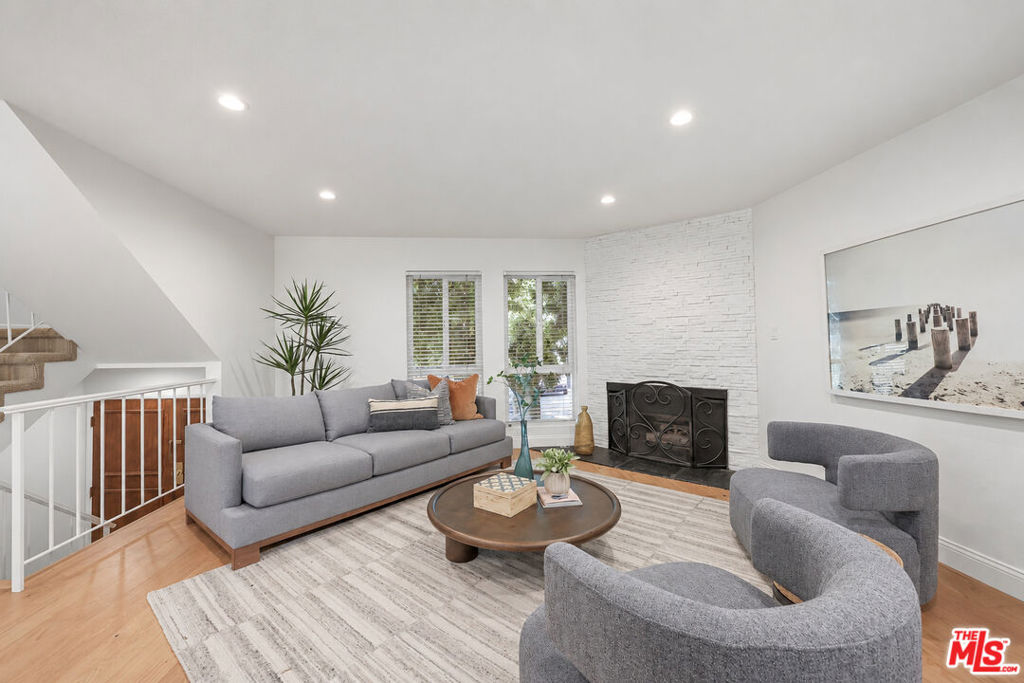 2844 Avenel Street Property Photo 2