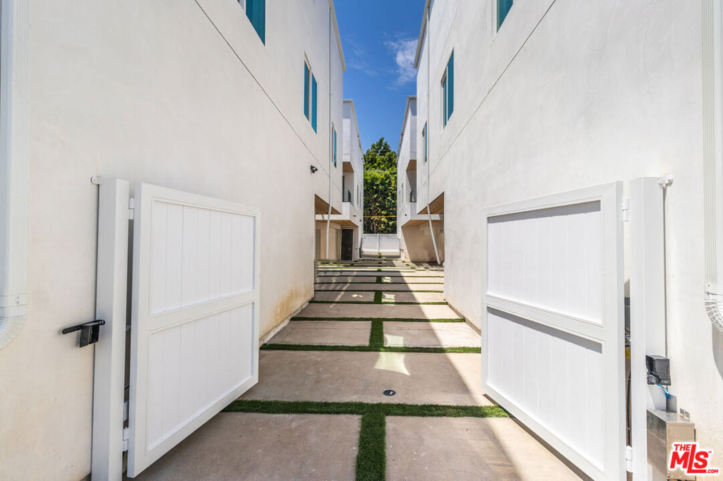 4293 Tujunga Avenue 1/2 Property Photo 14