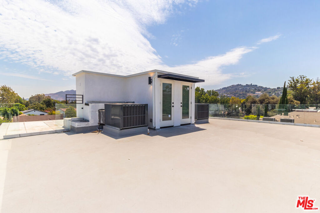 4293 Tujunga Avenue 1/2 Property Photo 18